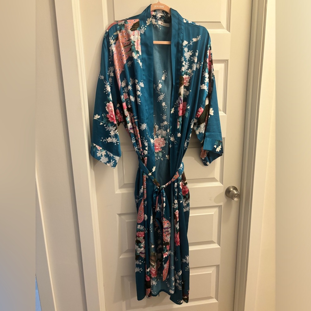 Long satin like robe with peacock design size 1x